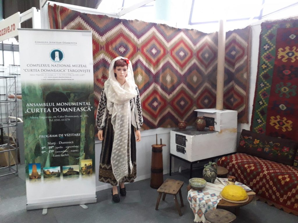 Târgul Internaţional Gaudeamus găzduieşte expozitia etnografică dâmboviţeană  ”Ia românească – unitate și continuitate”