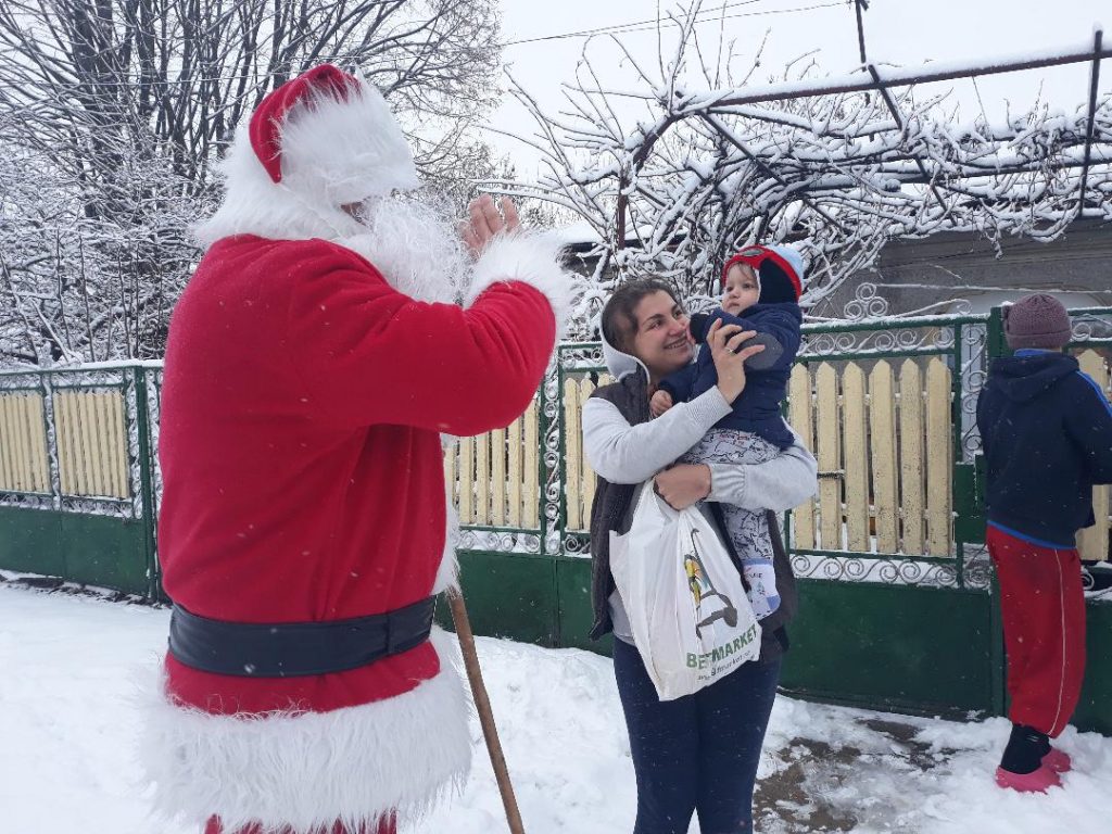 Moş Crăciun a poposit cu sacul plin cu daruri şi a adus cu el multă veselie la Răcari
