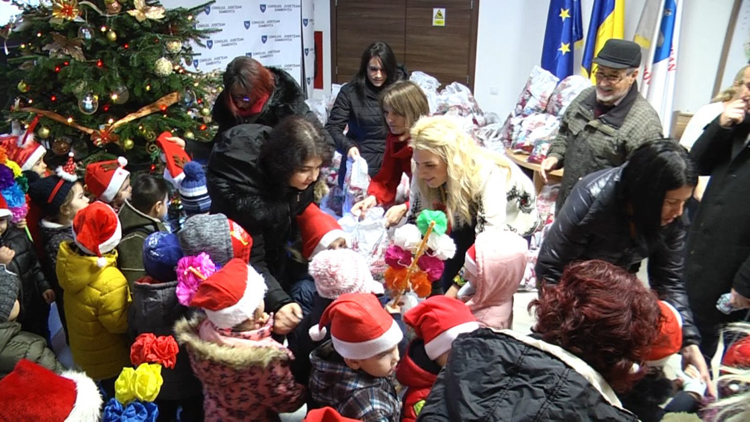 „Alaiul Colindelor” de la CJ Dâmboviţa, deschis de prichindeii de la Grădiniţa Nr.8 Rază de Soare Târgovişte