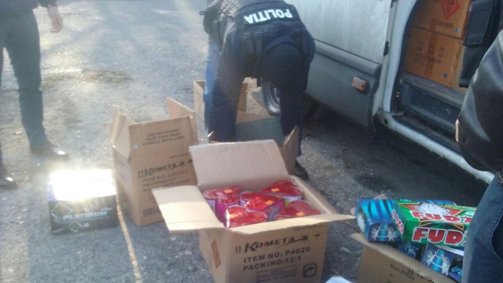 Poliţiştii dâmboviţeni au confiscat într-o singură zi, 10.000 de articole pirotehnice
