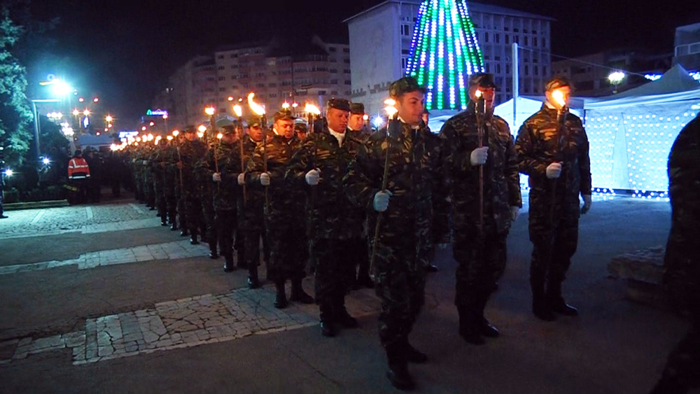 Iluminat festiv , concerte şi retragerea cu torţe au încheiat manifestările de 1 Decembrie la Târgovişte