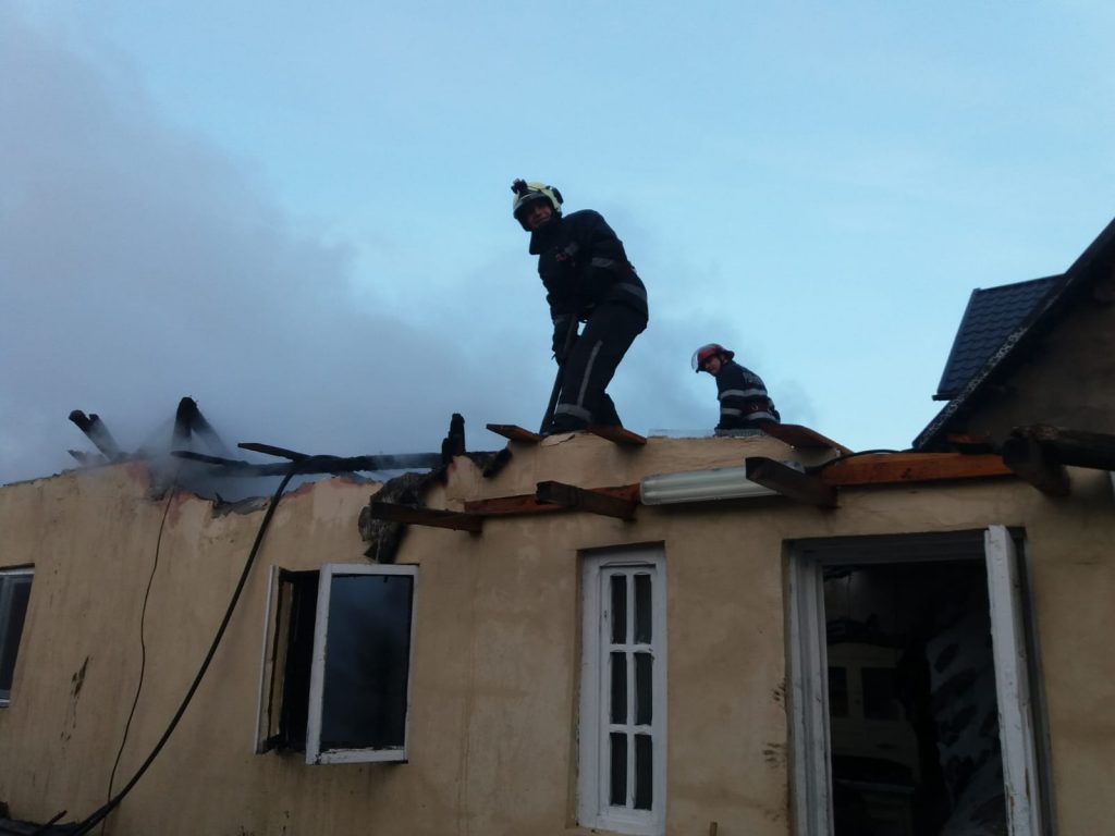 CASE ÎN FLĂCĂRI DE LA UN COŞ DE FUM DEFECT