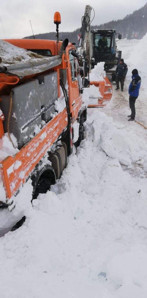 VIDEO. Autorităţile dâmboviţene i-au în calcul măsura detonării pe porţiunile cu risc însemnat de avalanşă pe DJ 713-Dichiu