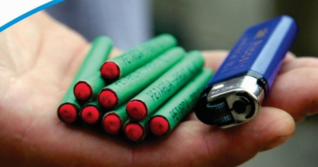 Le-a explodat o petardă în mână