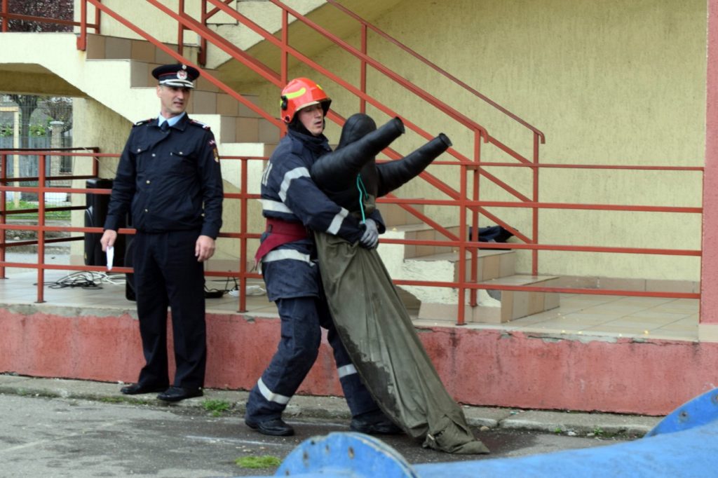 13 soldaţi ai focului s-au luptat la concursul “CEL MAI PUTERNIC POMPIER” în cadrul ISU Dâmboviţa