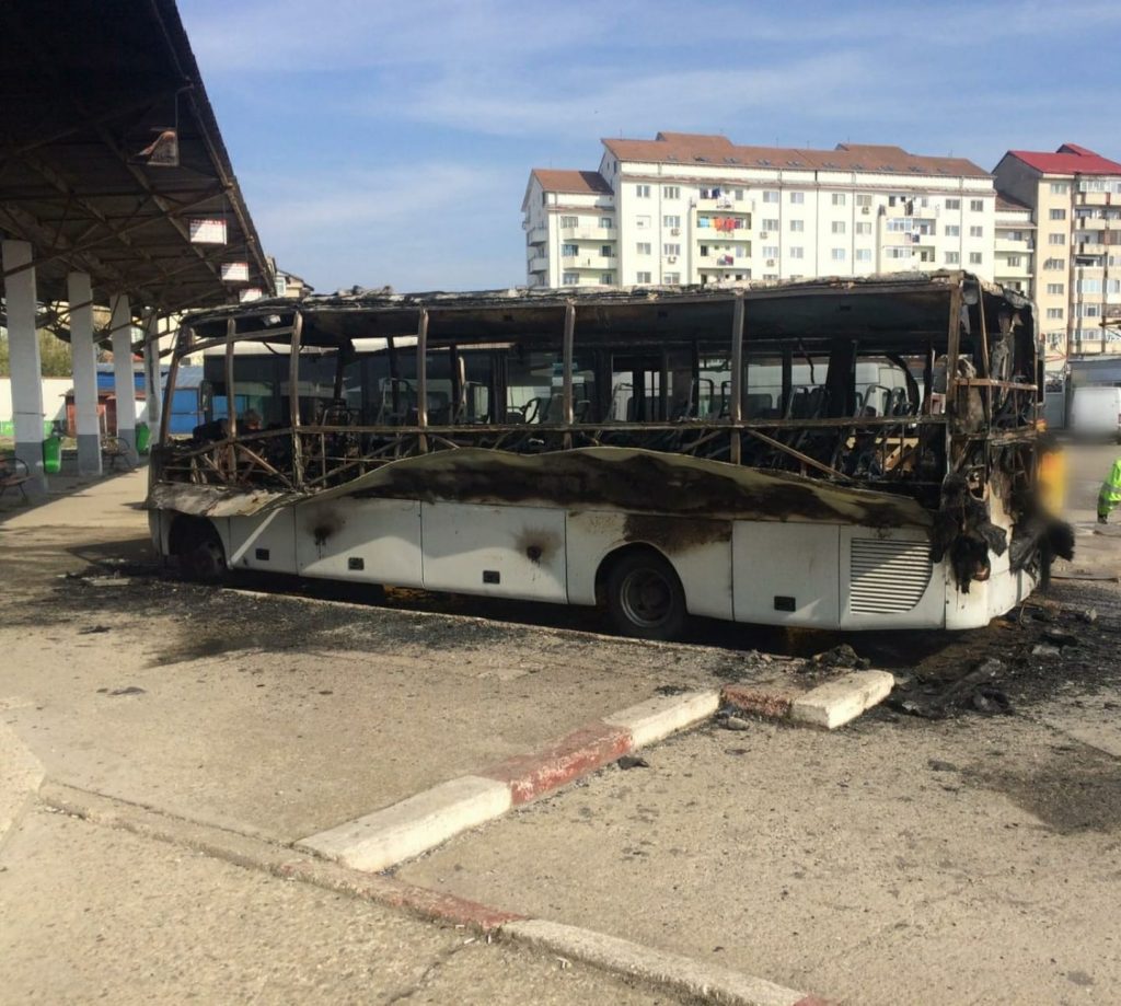 Două autobuze  s-au  făcut scrum în  Autogara Târgovişte