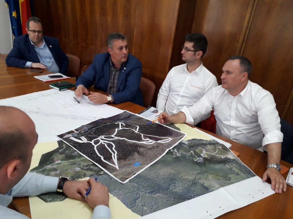 Polonezii specializaţi în producția de echipamente necesare construcției de pârtii, la masa discuţiilor cu conducerea CJ Dâmboviţa