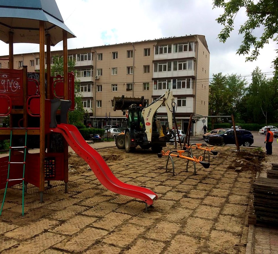 Lucrări de modernizare şi la locul de joacă din microraionul V, situat între bulevardul Constantin Brâncoveanu şi strada Ion Ghica