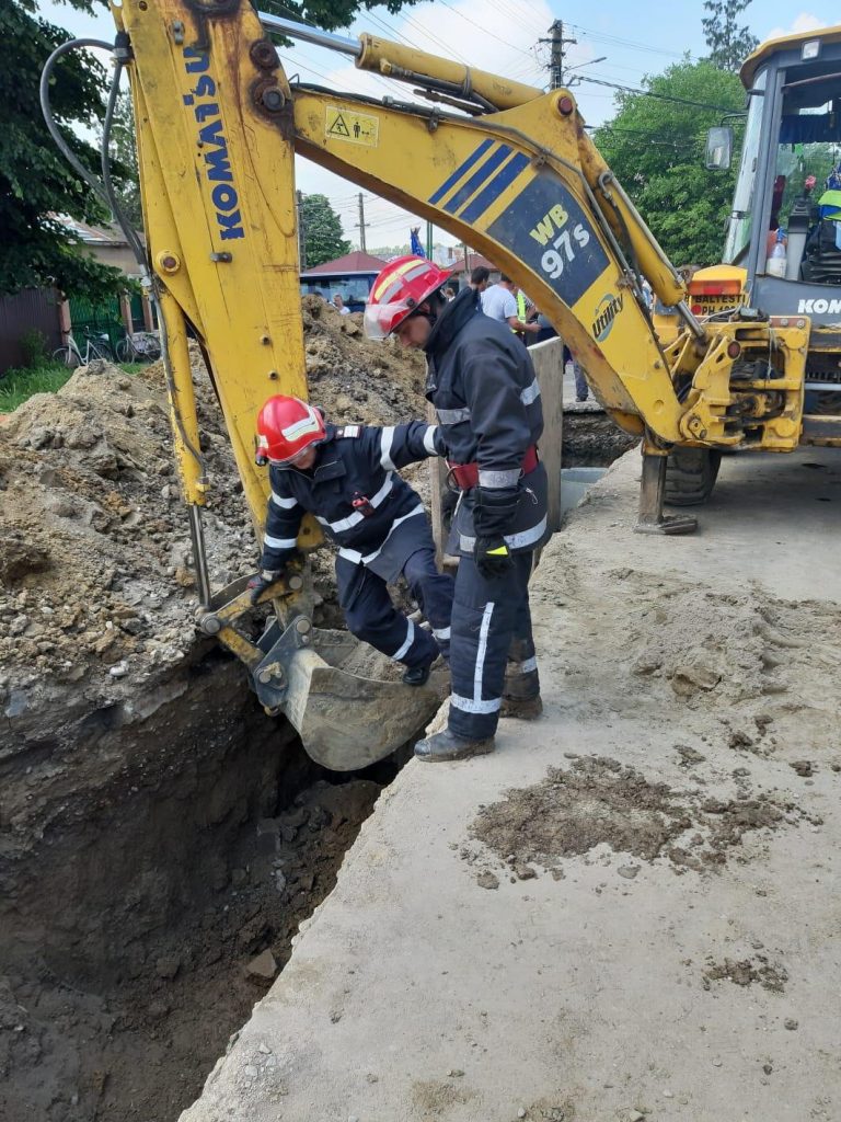 Pompierii dâmboviţeni au salvat un barbat surprins de un mal de pământ