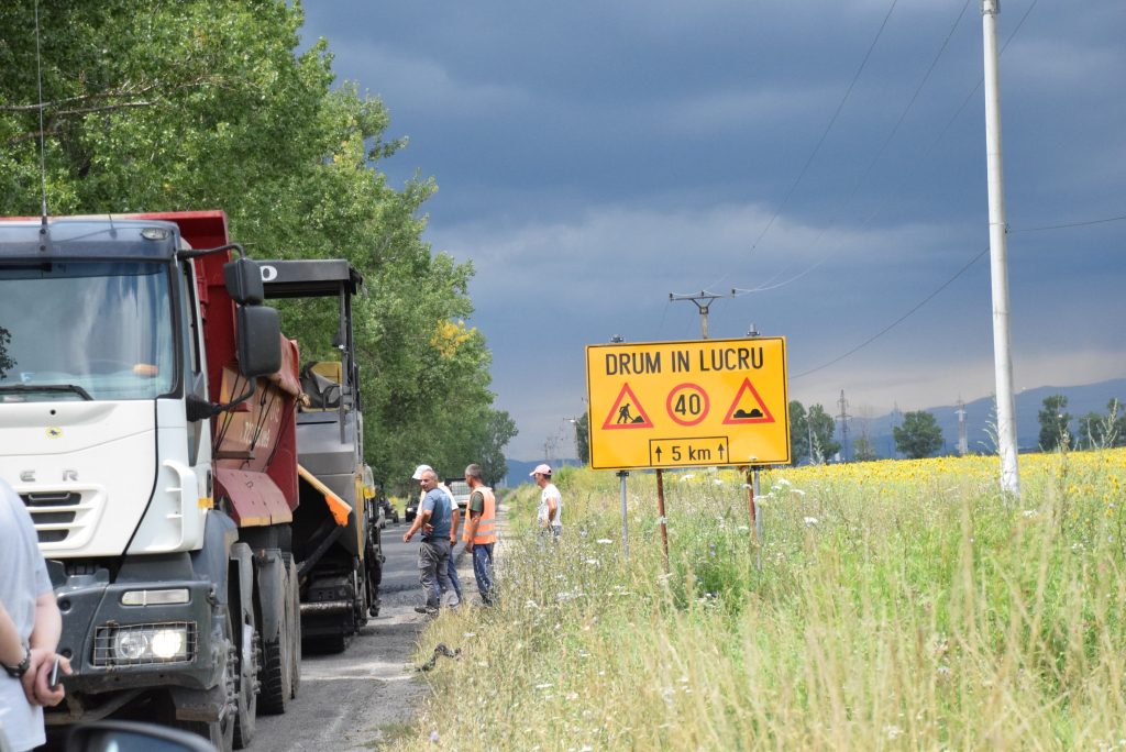 Se lucrează pe DJ 702D Dragomirești – Hulubești