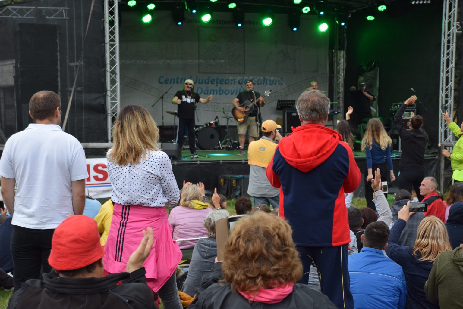 Festivalul „Padina Folk” este în plină desfăşurare