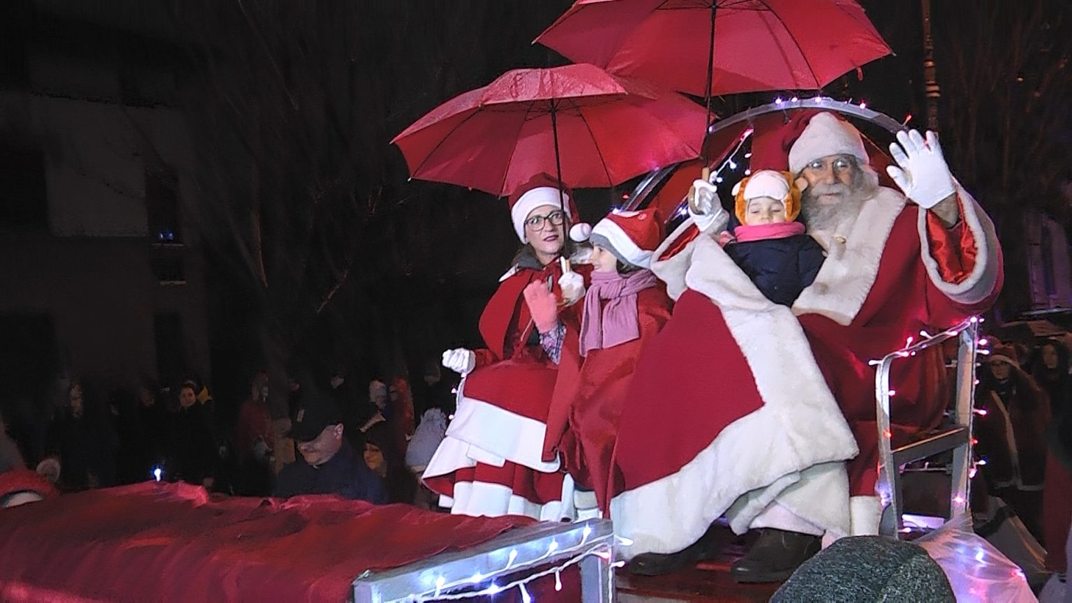 În această seară, Moș Crăciun sosește la Târgoviște În această seară, Moș Crăciun sosește la Târgoviște timp de trei seri, va împărți daruri copiilor în Piața Tricolorului, începând cu ora 17:30.