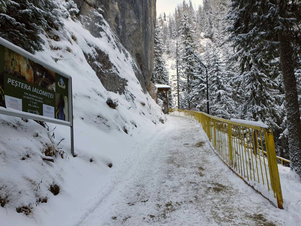 Peisaj superb de iarnă  în zona montană  Moroeni-Padina-Peştera