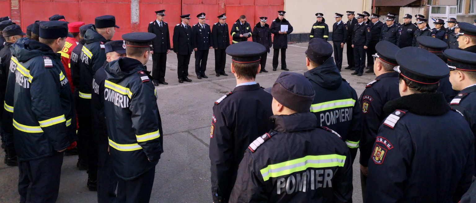 Patru pompieri la final de carieră au primit placheta și diploma de apreciere pentru întreaga activitate profesională