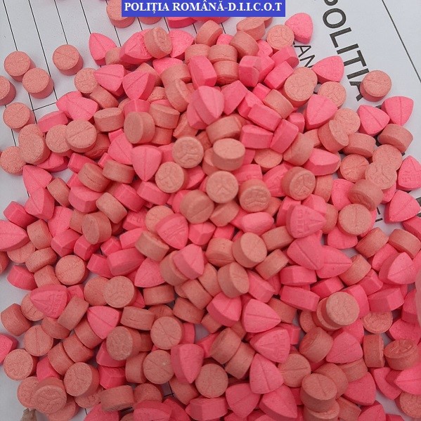 În urma a 3 percheziții efectuate în Dâmbovița au fost ridicate 388 de comprimate de ecstasy. De asemenea, au fost descoperite o armă de vânătoare deținută ilegal, două cuțite de vânătoare, un porc mistreț, un fazan, trei căprioare și patru câini din rasa ogar.