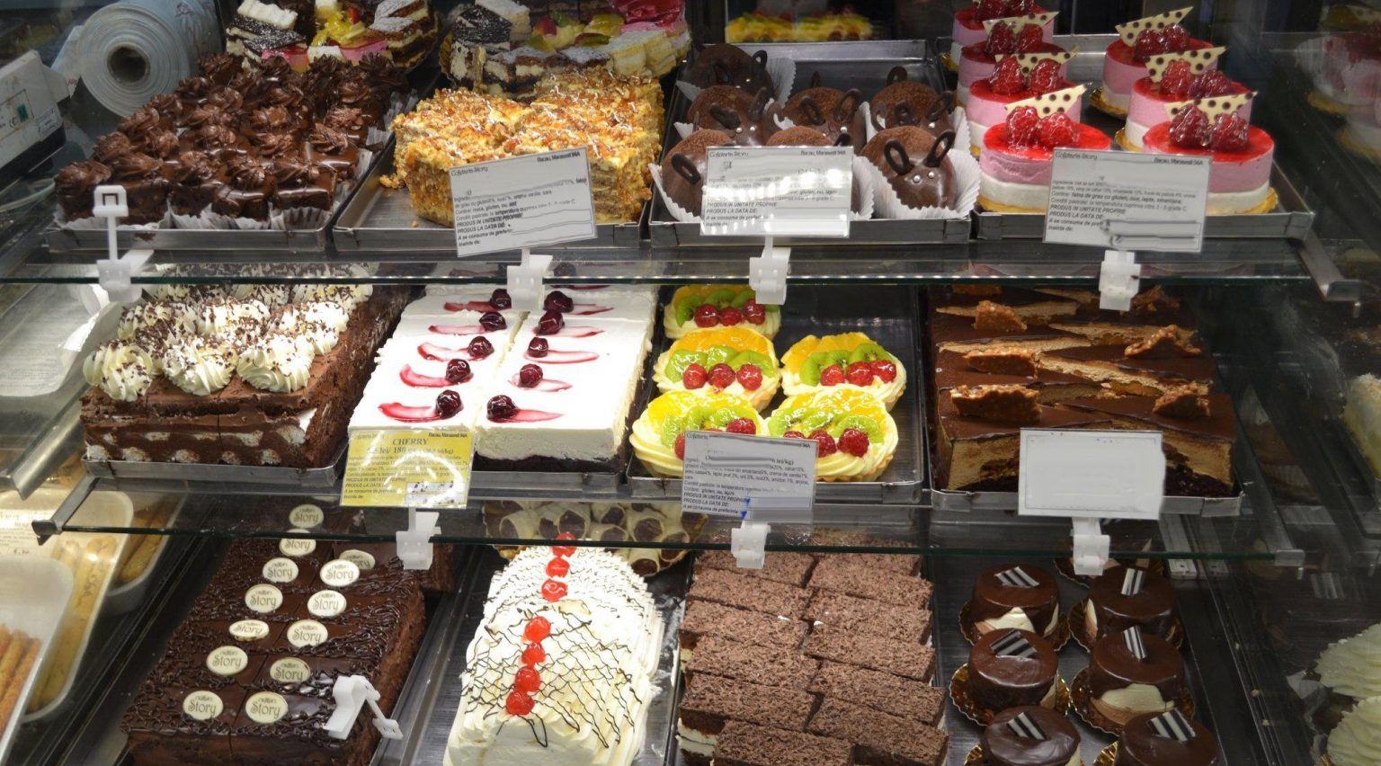 Mai mulți angajați de la o cofetărie din Târgoviște, confirmați cu COVID-19