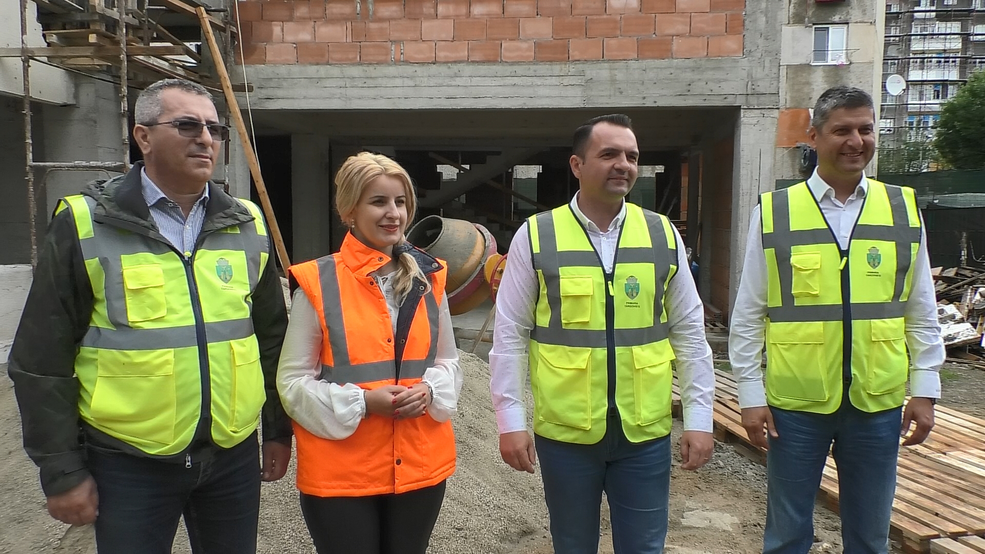 În ciuda, crizei COVID-19, investițiile continuă. Este în plin proces de execuție reabilitarea, modernizarea și extinderea Grădiniţei nr. 8 „Rază de Soare” din microraionul IX. Unitatea școlară este reabilitată şi modernizată integral cu fonduri europene, investiţia ridicându-se la aproximativ 12 milioane de lei . Primarul municipiului Târgovişte, Daniel Cristian Stan, însoţit de viceprimarii Monica Ilie şi Cătălin Rădulescu, dar şi city managerul Gabriel Boriga, a susţinut o conferinţă de presă chiar la faţa locului. Pe lângă corpurile de clădire deja existente care au intrat în reparaţii capitale, la Grădiniţa nr. 8 „Rază de Soare” se lucrează la construcția unui nou corp de clădire.