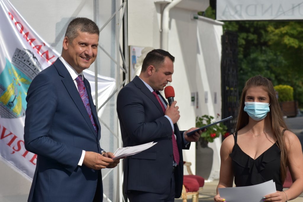 Primăria Târgoviște a premiat, vineri, 24 iulie, în cadrul celei de-a patra ediții a „Galei Performanței în Educația Târgovișteană”, 38 de elevi și profesori îndrumători.