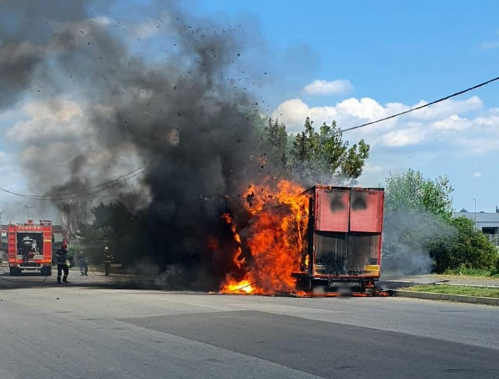 Incendiu la remorca unui autocamion pe șoseaua de centură a municipiului Târgoviște