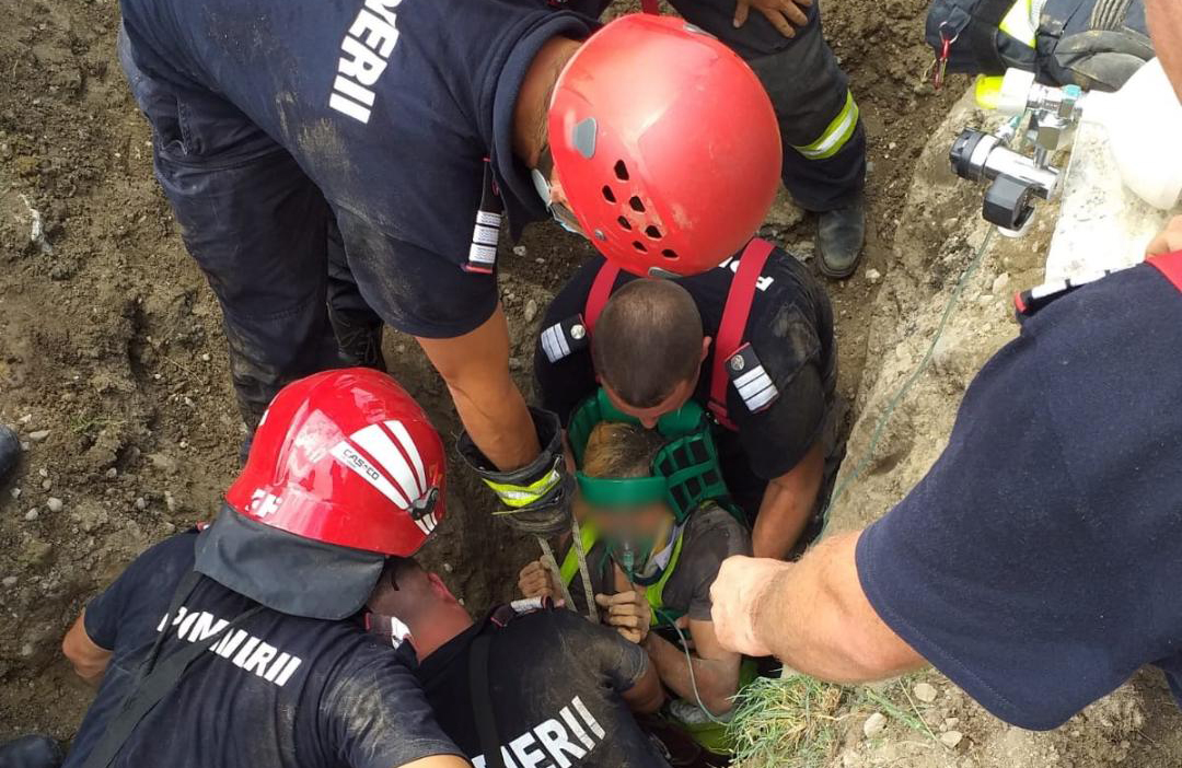 Pompierii din cadrul Inspectoratului pentru Situații de Urgență ”Basarab I” Dâmbovița au fost solicitați în localitatea Braniștea pentru salvarea a 3 persoane (bărbati de 26, 20 și 16 ani) surprinse sub un mal de pământ