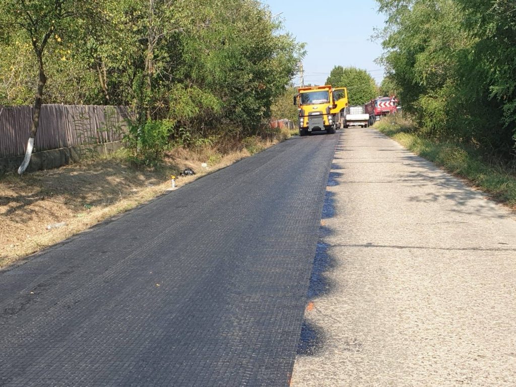 Drumarii de la LDP Dâmbovița lucrează pe DJ 702 B