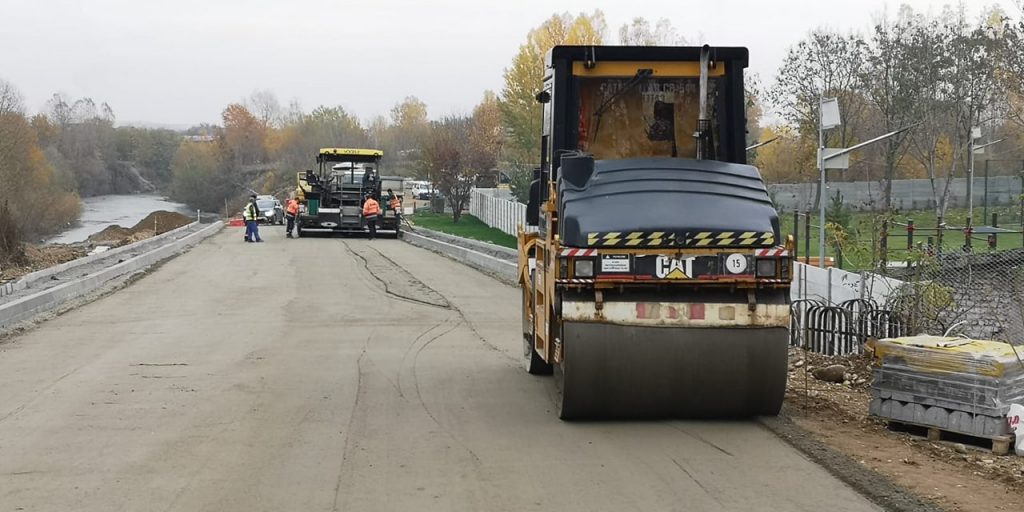 Continuă lucrările și pe strada Cornel Popa, arteră care, pe malul Ialomiței, face legătura între străzile Gimnaziului si Mihai Bravu