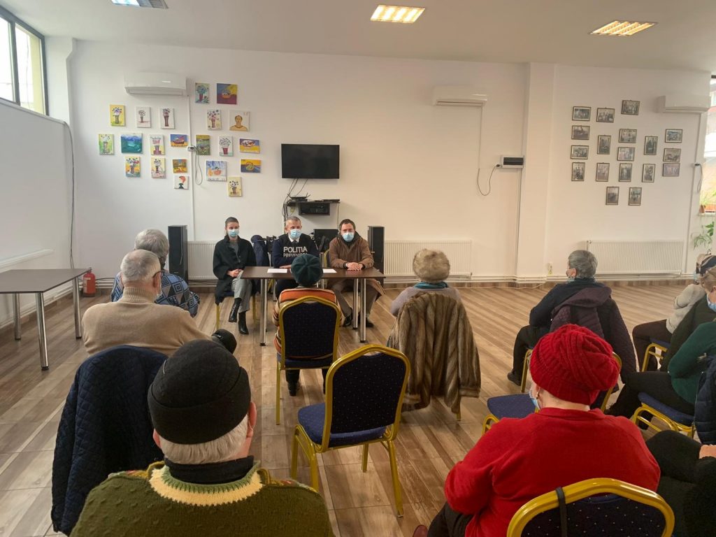 Beneficiari de la Clubul Pensionarilor Târgoviște,  informați de polițiștii de la prevenire