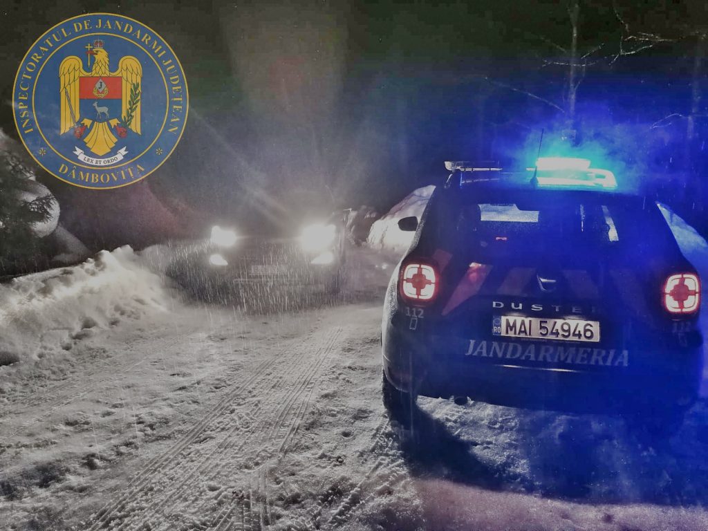 Turiști ajutați de jandarmii montani și salvamontiști