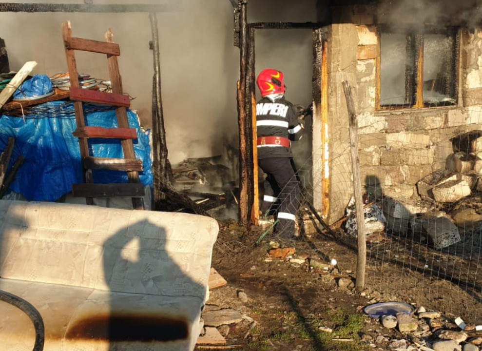 În această seară, în jurul orei 17:00, pompierii de la Detașamentul Târgoviște au fost solicitați să intervină pentru stingerea unui incendiu izbucnit﻿