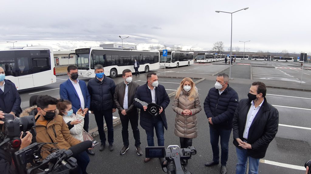 Au ajuns la Târgoviște, primele 11 autobuze hybrid Mercedes Citaro, mai prietenoase cu mediul, achiziționate prin fonduri europene . Primirea celor