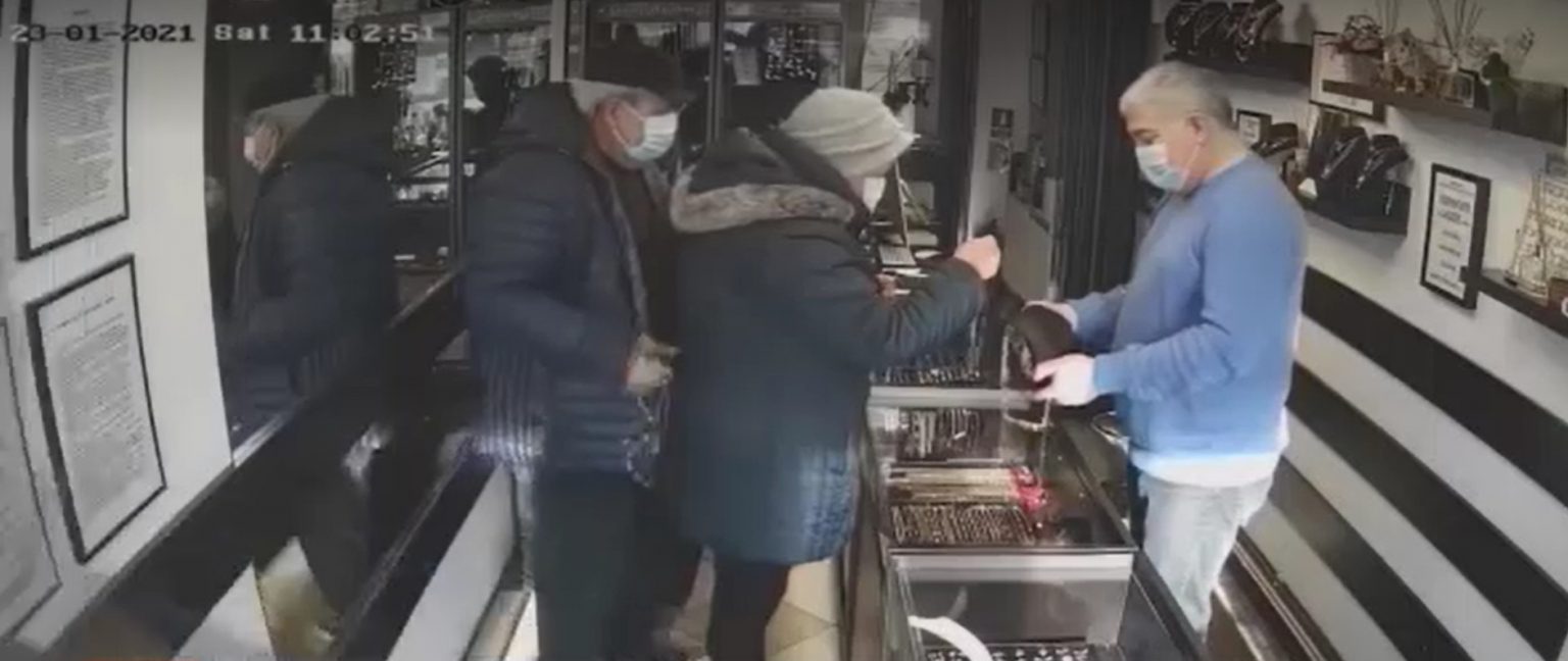 Doi vârstnici din Dâmbovița sunt suspectați că au furat bijuterii din mai multe magazine