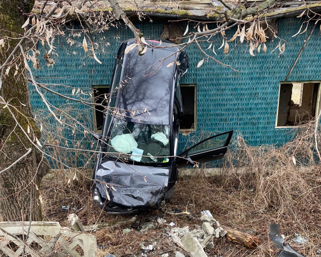 Un șofer beat a urcat mașina pe zidul unei clădiri