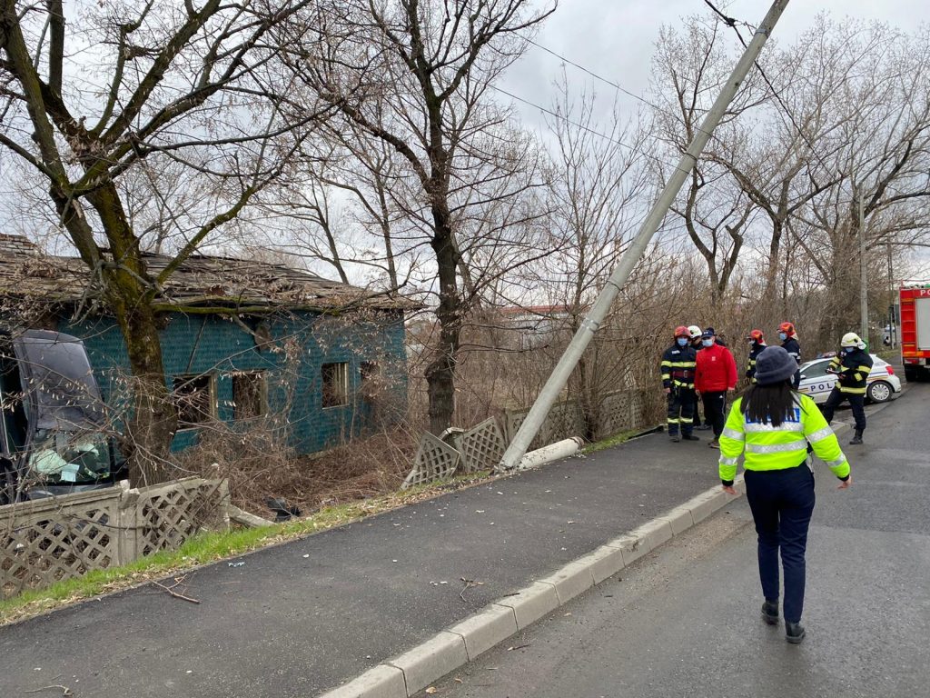 Un șofer beat a urcat mașina pe zidul unei clădiri