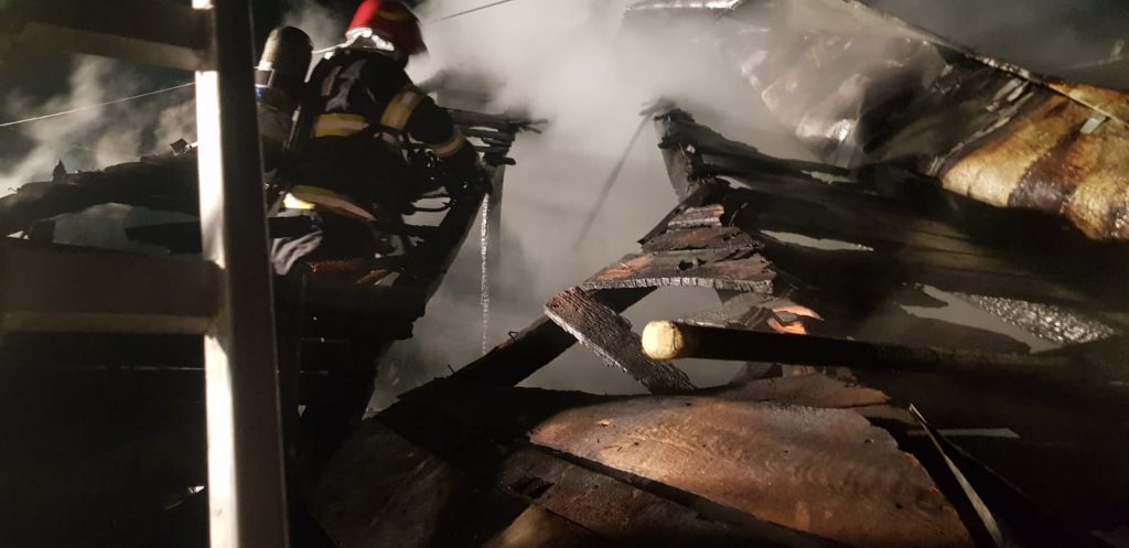 Incendii la două locuințe în localitățile Comișani și Raciu