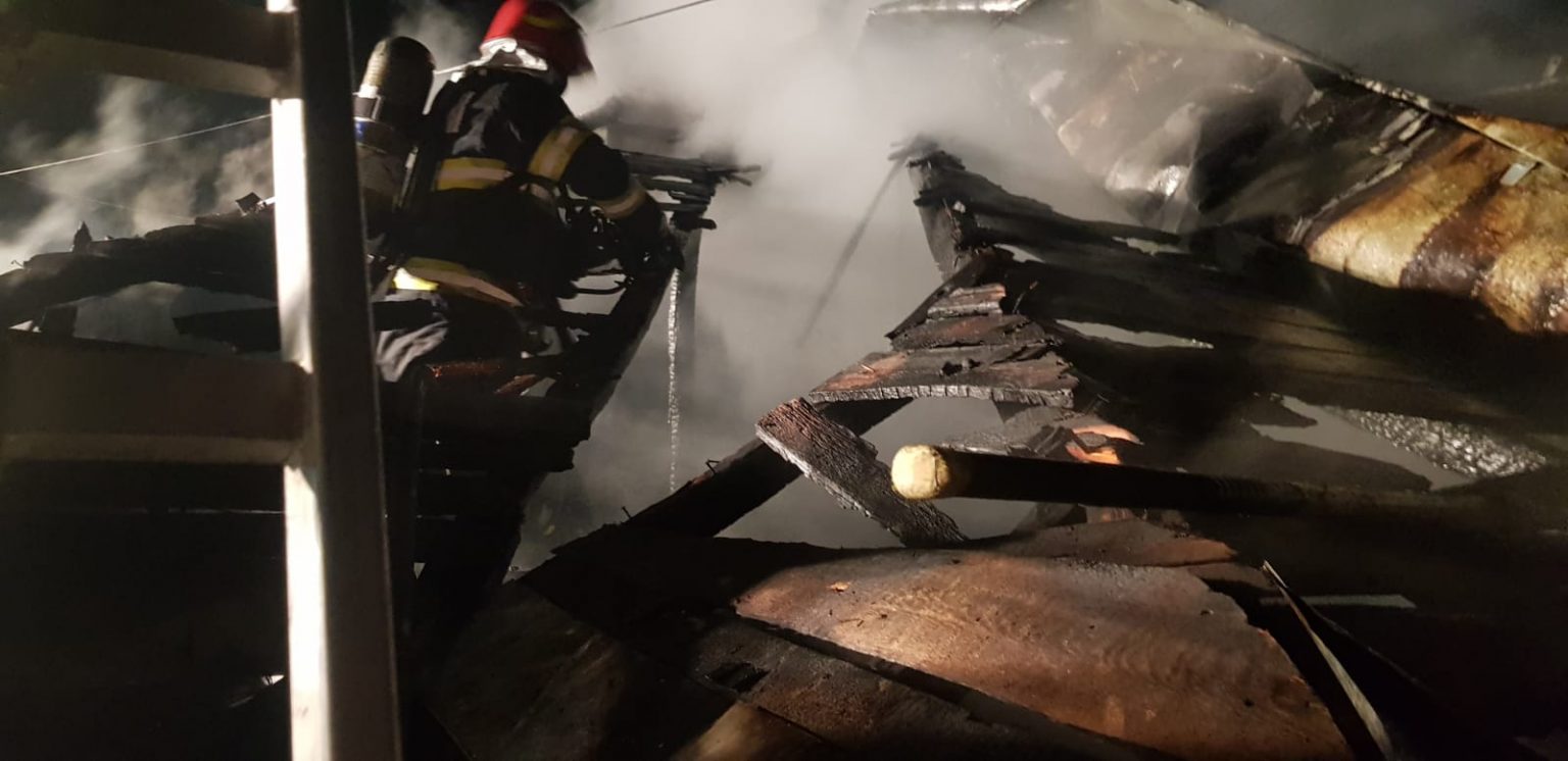 Incendii la două locuințe în localitățile Comișani și Raciu