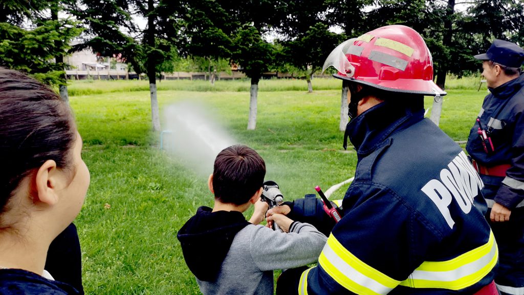Zeci de copii, pompieri pentru o zi