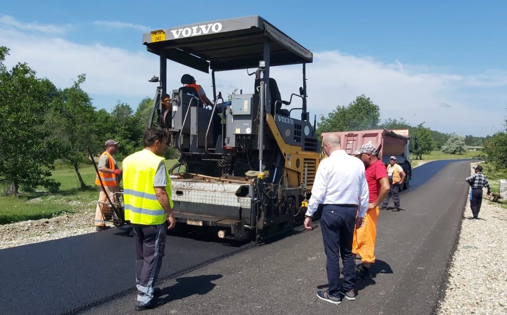 Pe DJ702D Mogoșești -Geangoești – Dragomirești, se toarnă stratul doi de asfalt