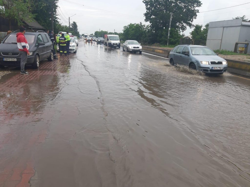 INUNDAȚII pe DN 7 TÂRTĂȘEȘTI și în gospodării din Crevedia