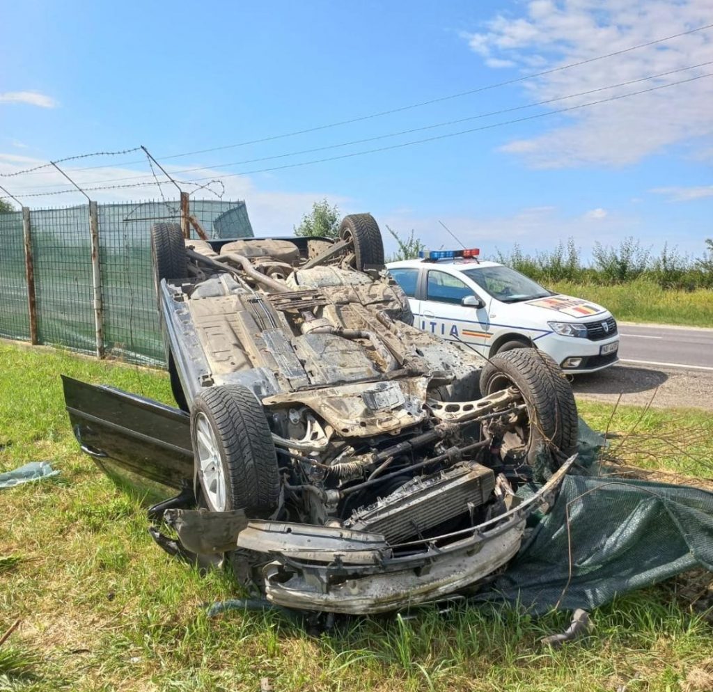 Un bolid condus de o tânără, s-a dat peste cap la Dragomirești