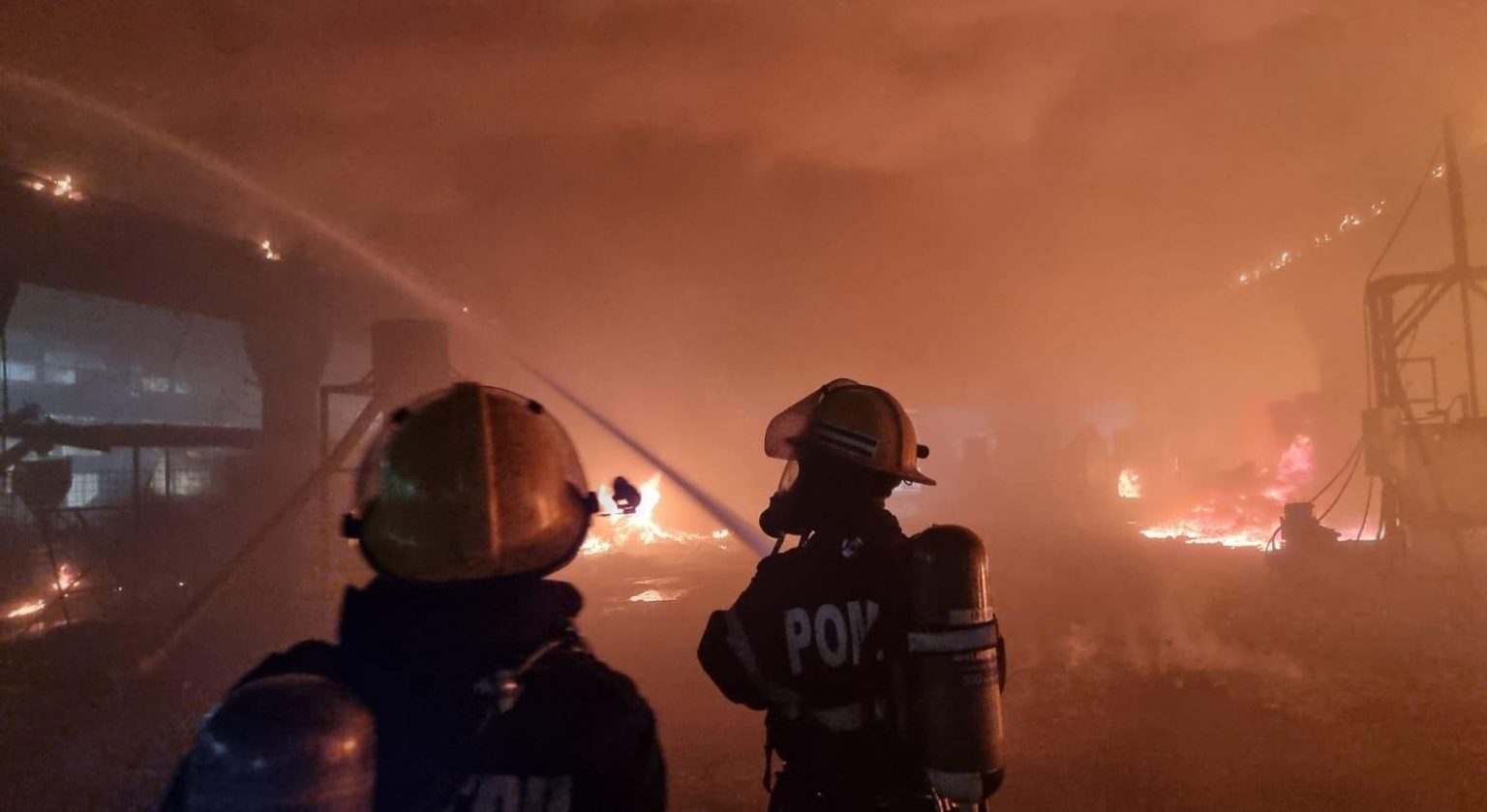 INCENDIU PUTERNIC la o FABRICĂ de polistiren din PARCUL INDUSTRIAL MIJA