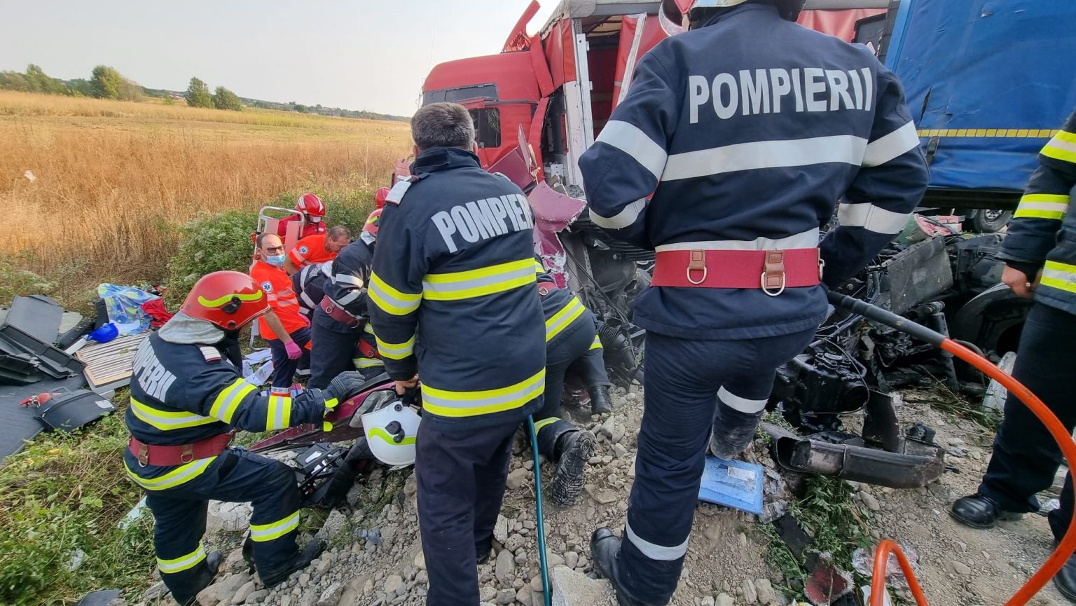 TRAFIC BLOCAT PE DN 72A Viișoara, accident cu două autotrenuri și un autoturism