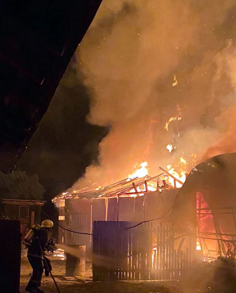 Flăcări violente, două ore s-au luptat pompierii cu focul care a cuprins o magazie și un atelier