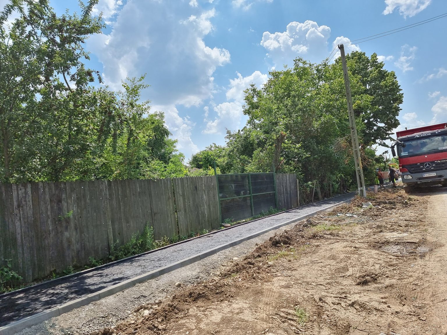 Niculești: Se lucrează la realizarea trotuarelor pe DJ 101B