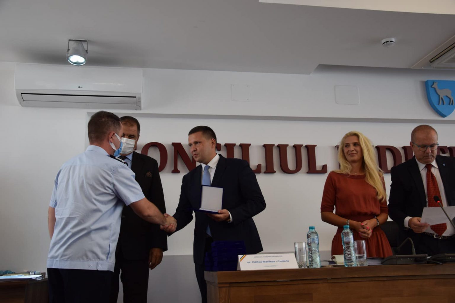 Meritele pompierilor dâmbovițeni care au participat la începutul lunii august la operațiunile din Grecia au fost recunoscute în plenul Consiliului Județean Dâmbovița