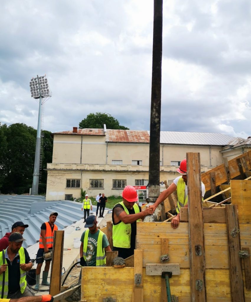Ultima parte a tribunei vechi a stadionului „Eugen Popescu”, a fost turnată