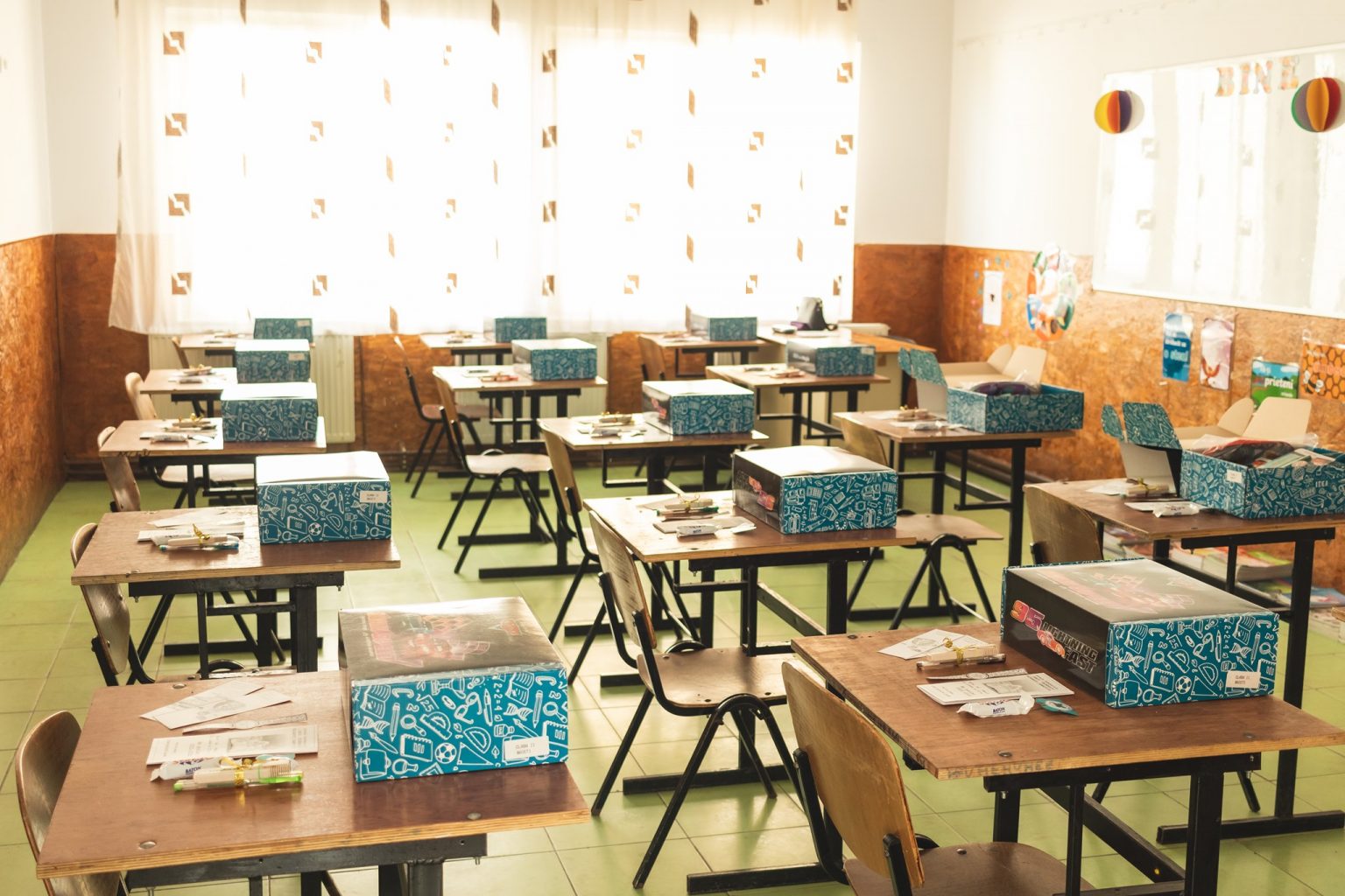 Elevii din clasele primare de la Văcărești, întâmpinaţi cu rechizite şcolare