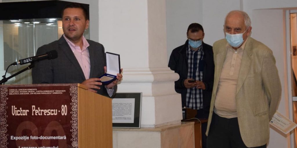 Victor Petrescu a primit din partea președintelui CJ Dâmbovița, Corneliu Ștefan, o diplomă de excelență și o plachetă aniversară