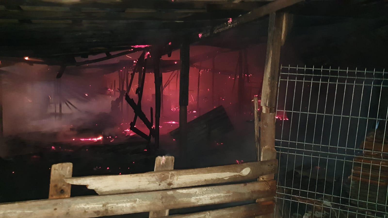 Două ore s-au luptat pompierii, să stingă un incendiu la un adăpost de animale