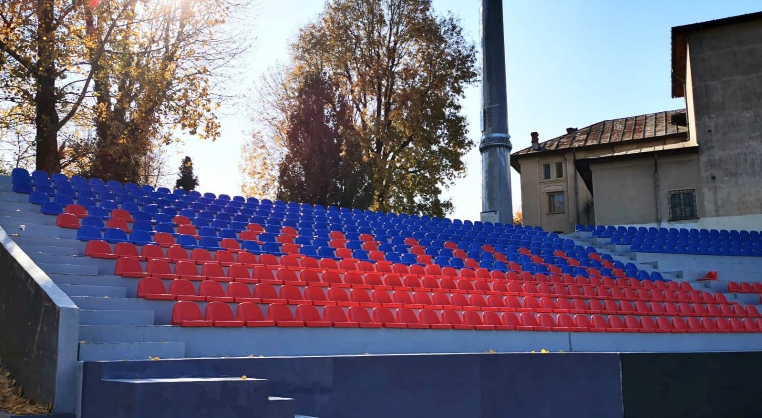La stadionul „Eugen Popescu”, au ajuns primele 3.000 de scaune noi