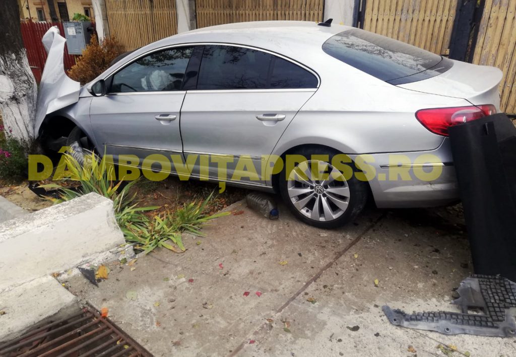 URMĂRIRE CA-N FILME, A FUGIT DE POLIȚIE ȘI A DĂRÂMAT UN GARD ȘI UN STÂLP DE ELECTRICITATE